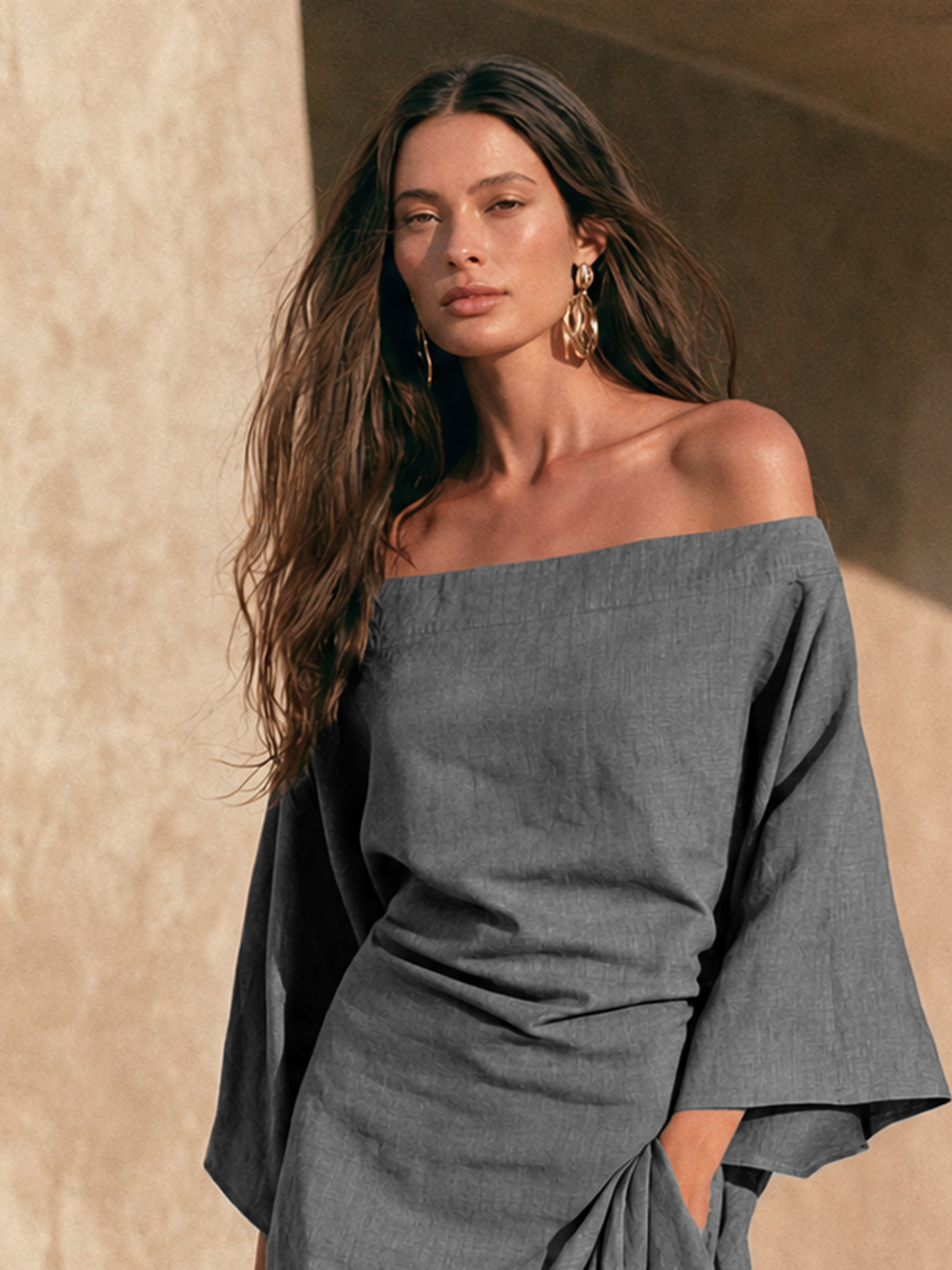 Aure | Robe maxi minimaliste à épaules dénudées, ourlet volanté et manches évasées