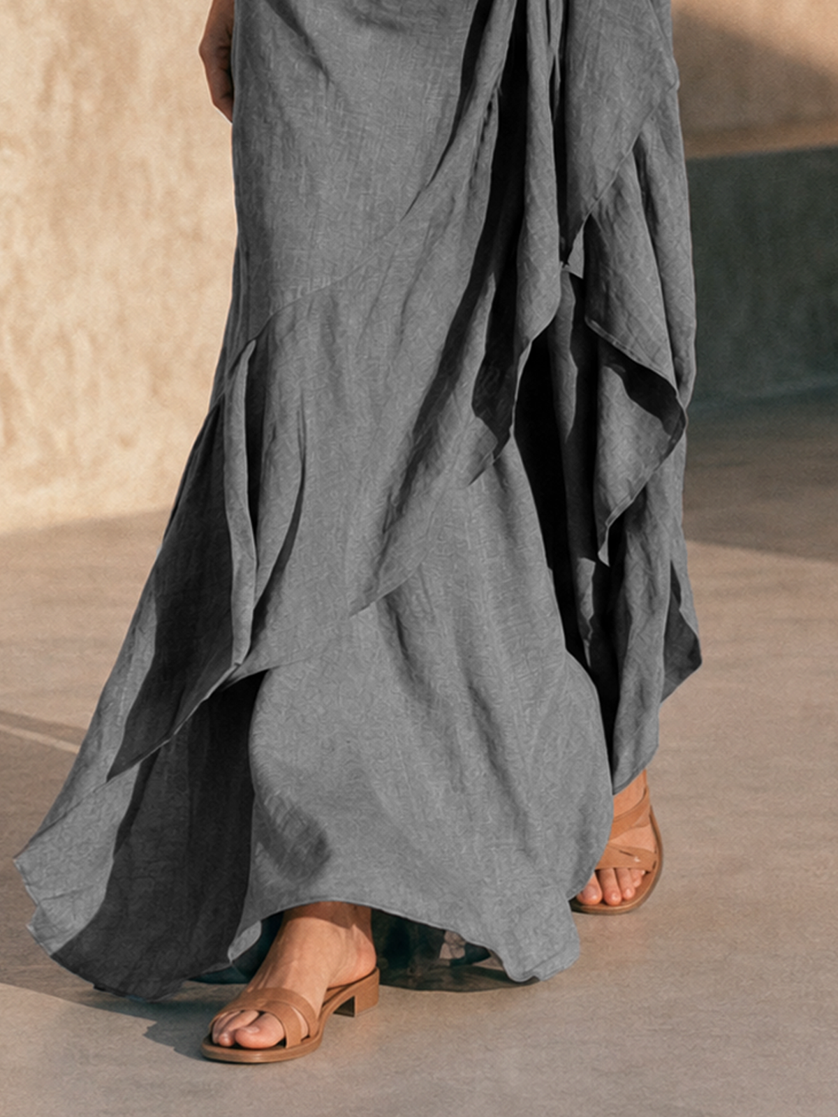 Aure | Robe maxi minimaliste à épaules dénudées, ourlet volanté et manches évasées