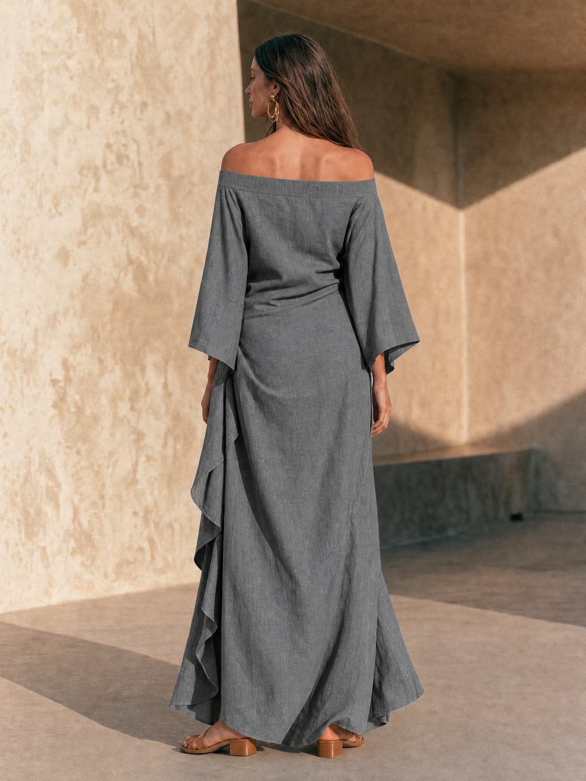 Aure | Robe maxi minimaliste à épaules dénudées, ourlet volanté et manches évasées