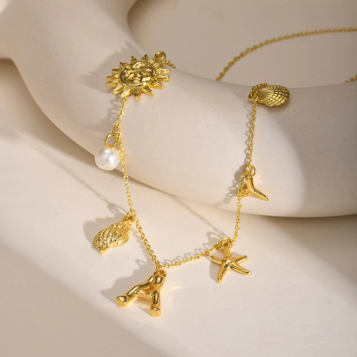 Eugénie | Collier initiale coquillage